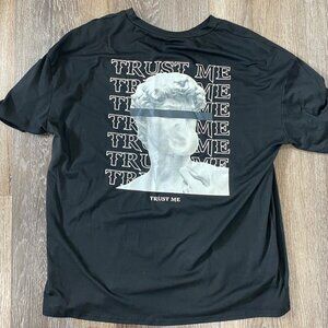 Black Graphic T-Shirt With "Trust Me" Text & Statue Design Size Mens Size L